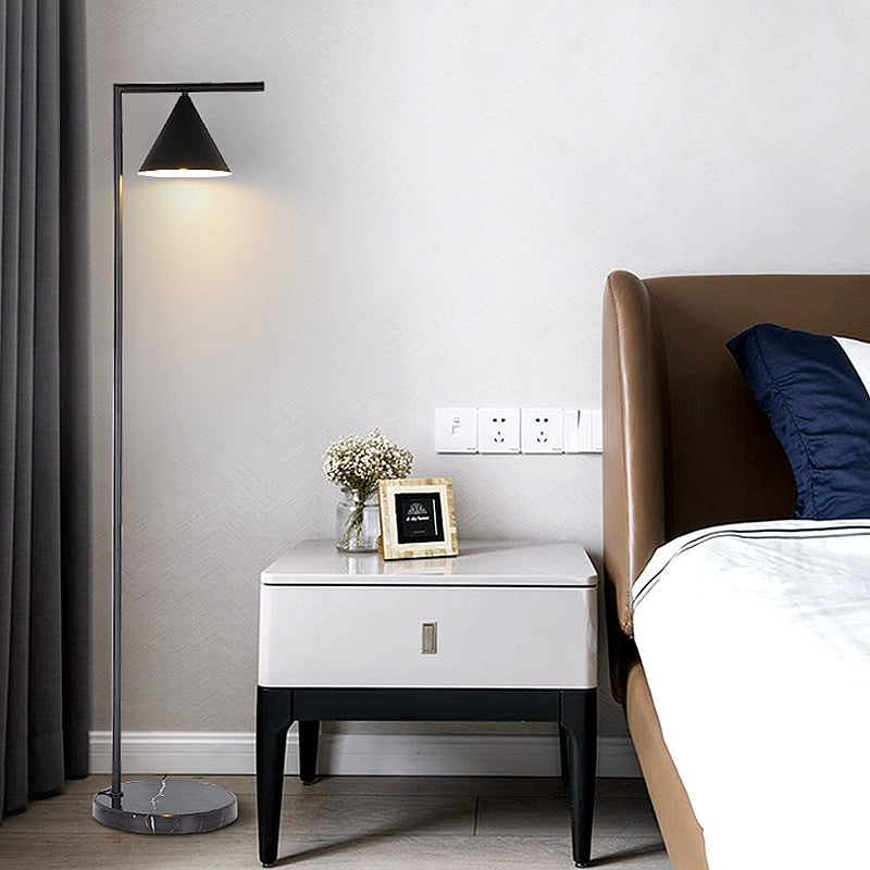 Minimalist Floor Lamp – Conical Rotating Diffuser