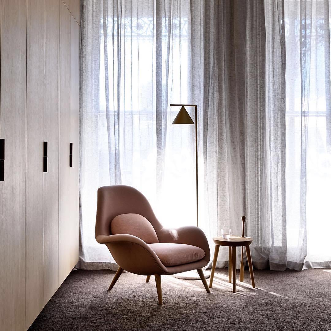 Minimalist Floor Lamp – Conical Rotating Diffuser