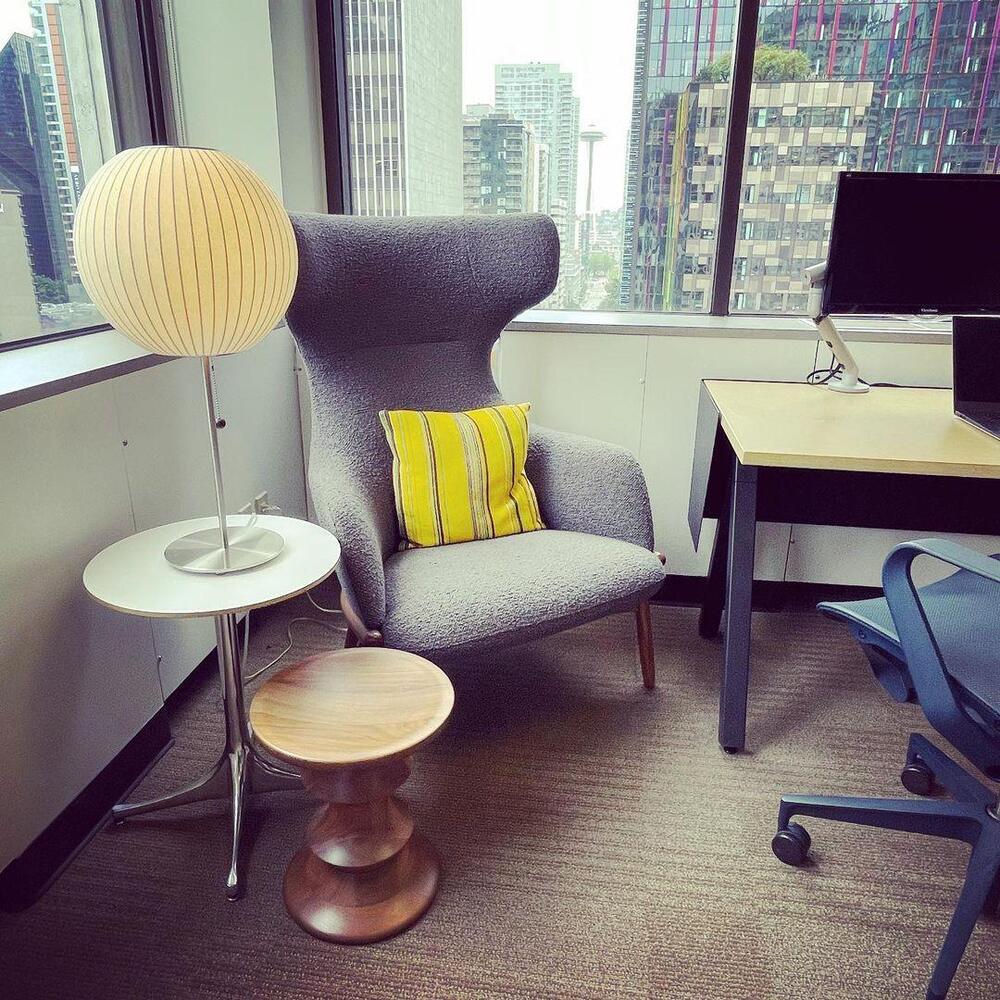Mid-Century Table Lamp – Elegant Ribbed Shade