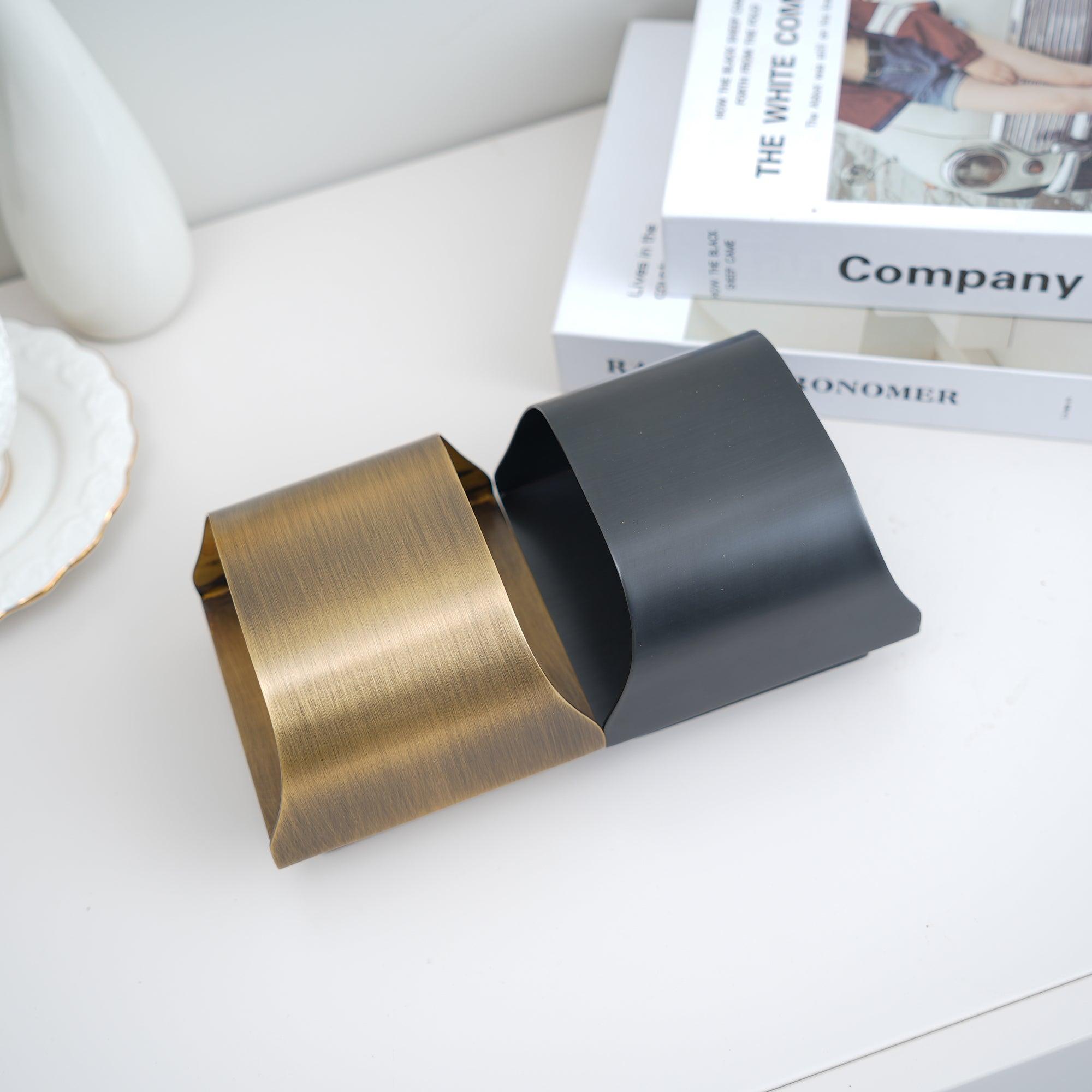 Art Deco Wall Sconce Featuring Smooth Contour