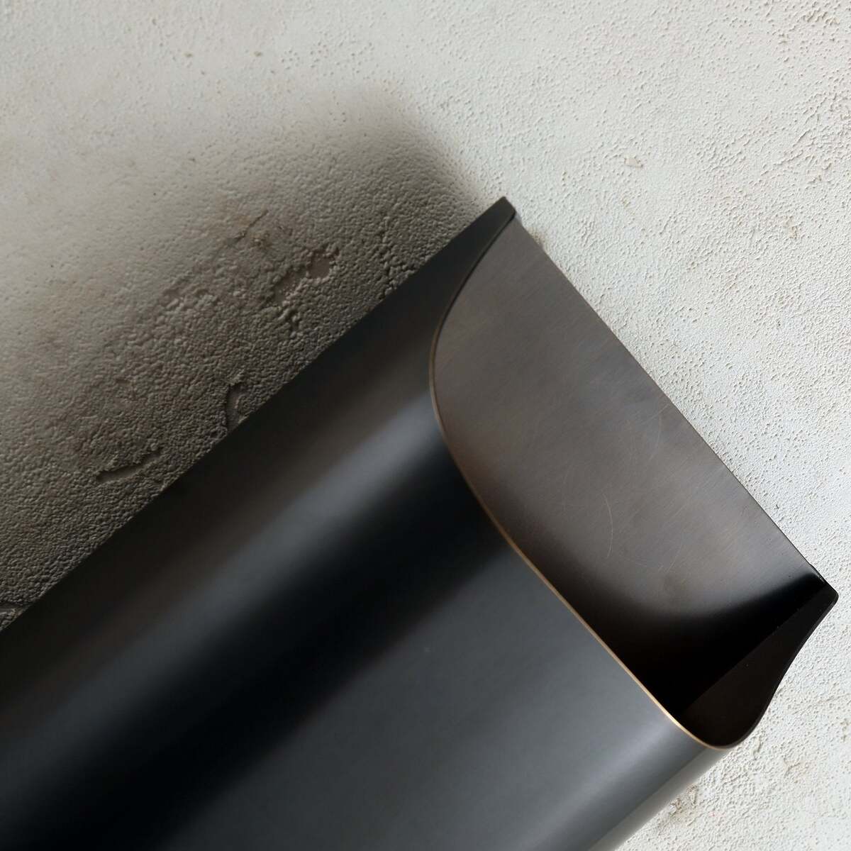 Art Deco Wall Sconce Featuring Smooth Contour