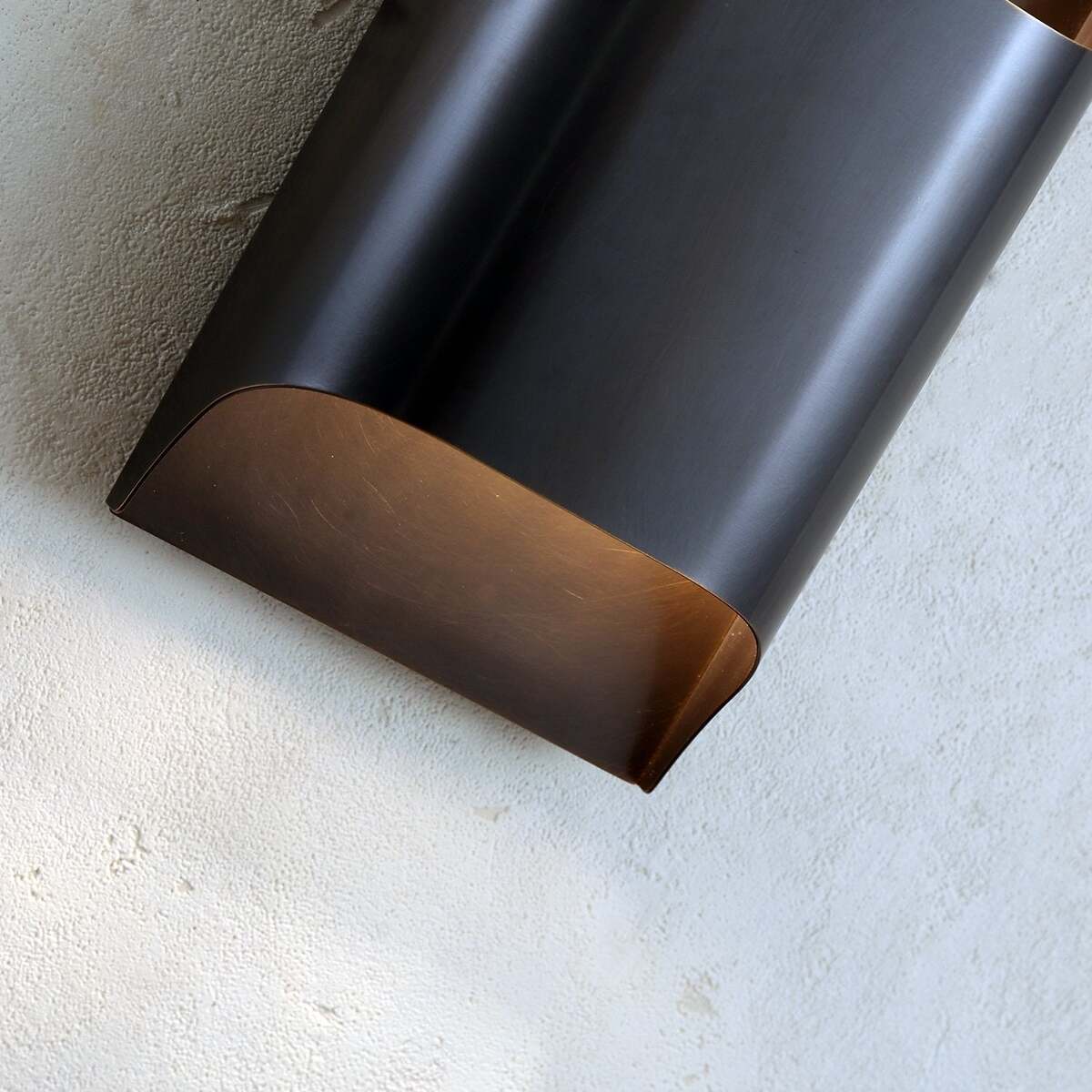 Art Deco Wall Sconce Featuring Smooth Contour