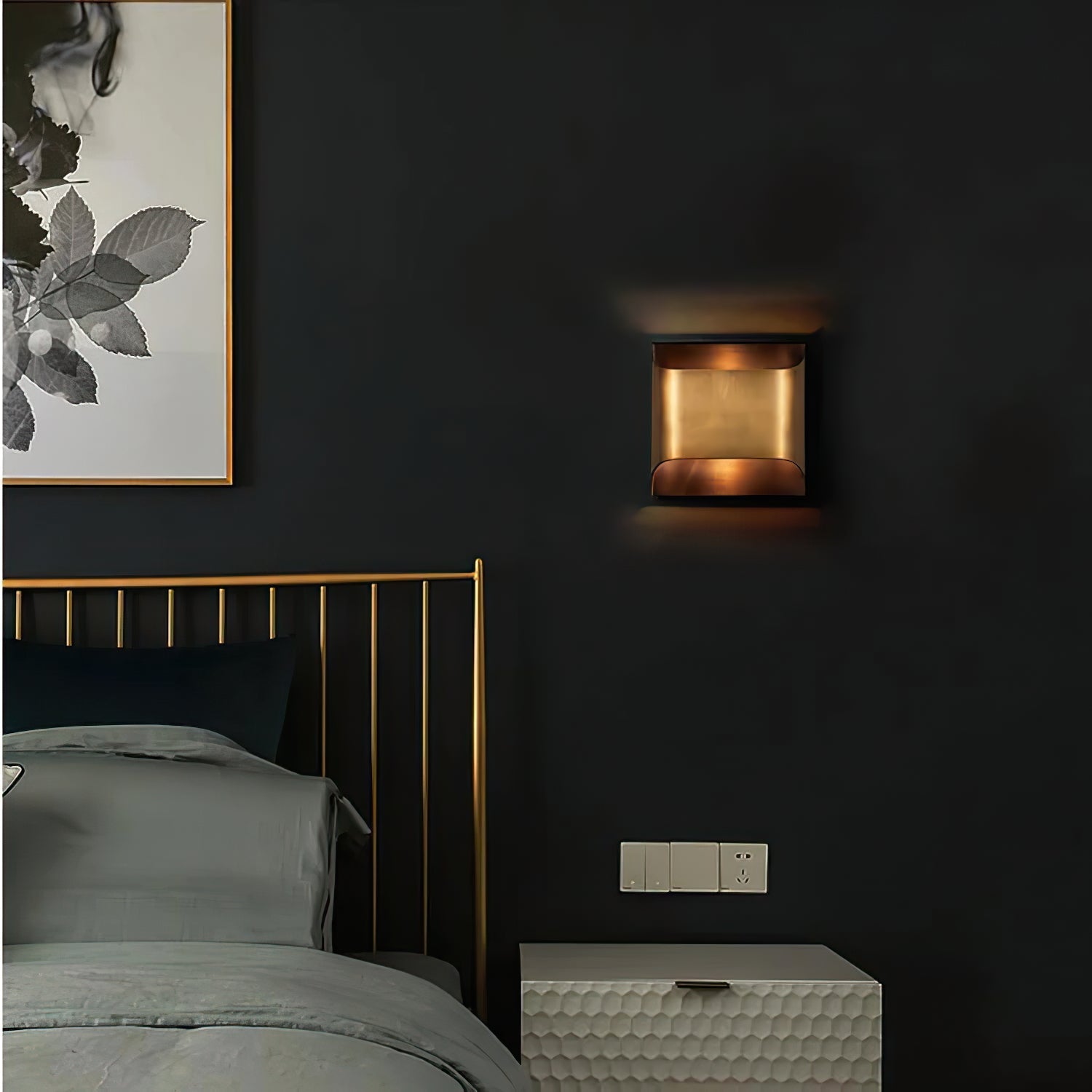 Art Deco Wall Sconce Featuring Smooth Contour