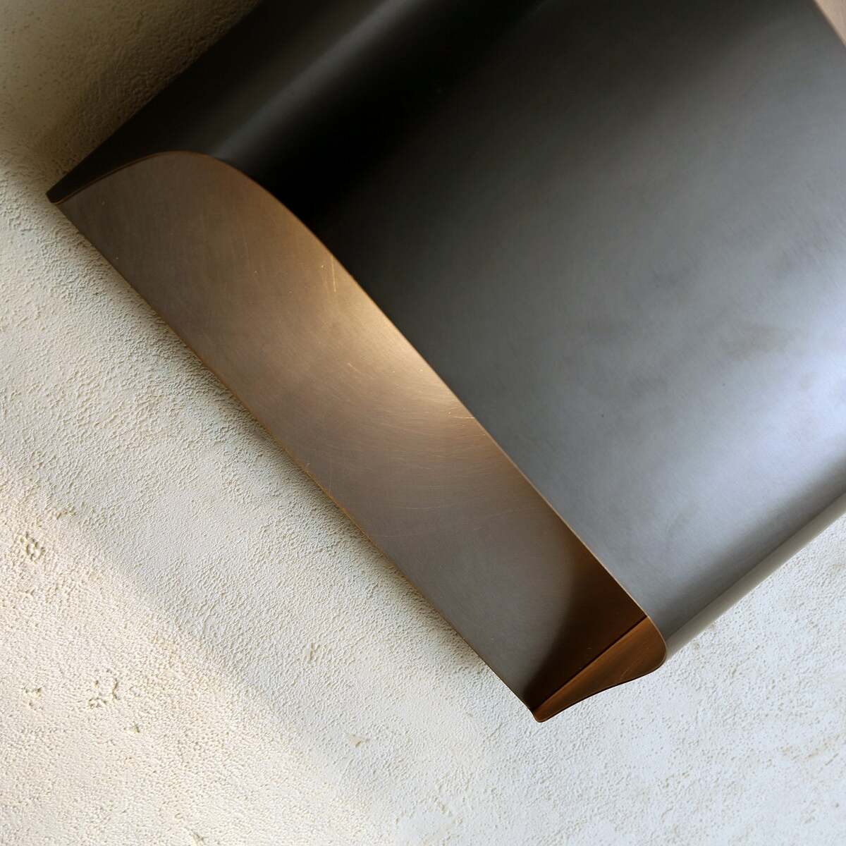Art Deco Wall Sconce Featuring Smooth Contour