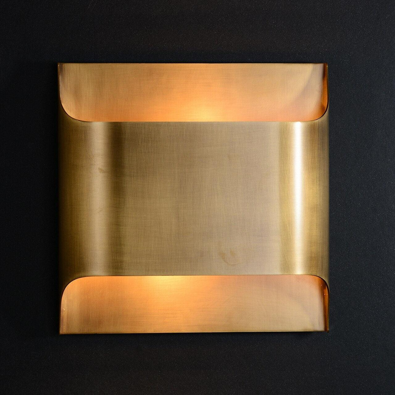 Art Deco Wall Sconce Featuring Smooth Contour