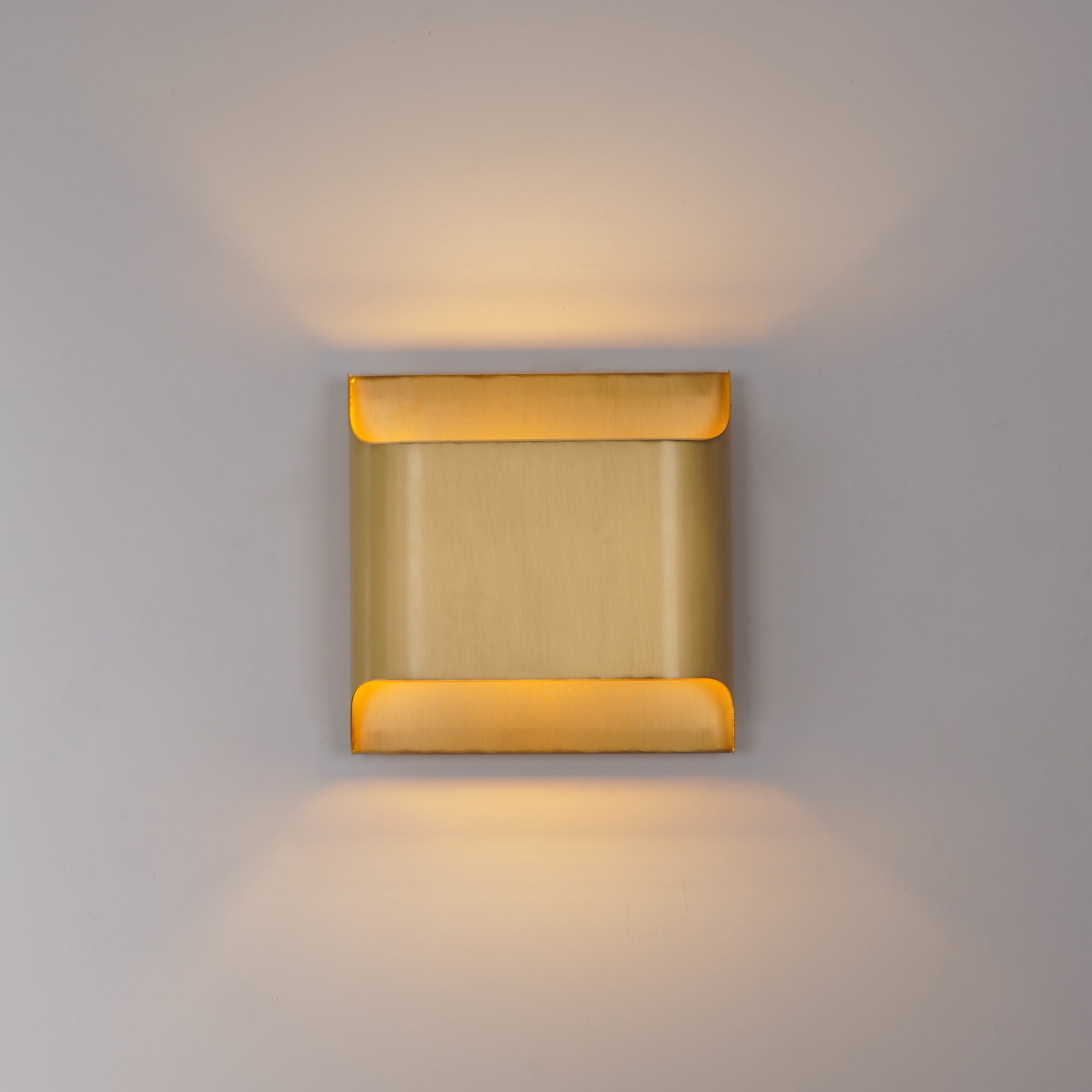 Art Deco Wall Sconce Featuring Smooth Contour