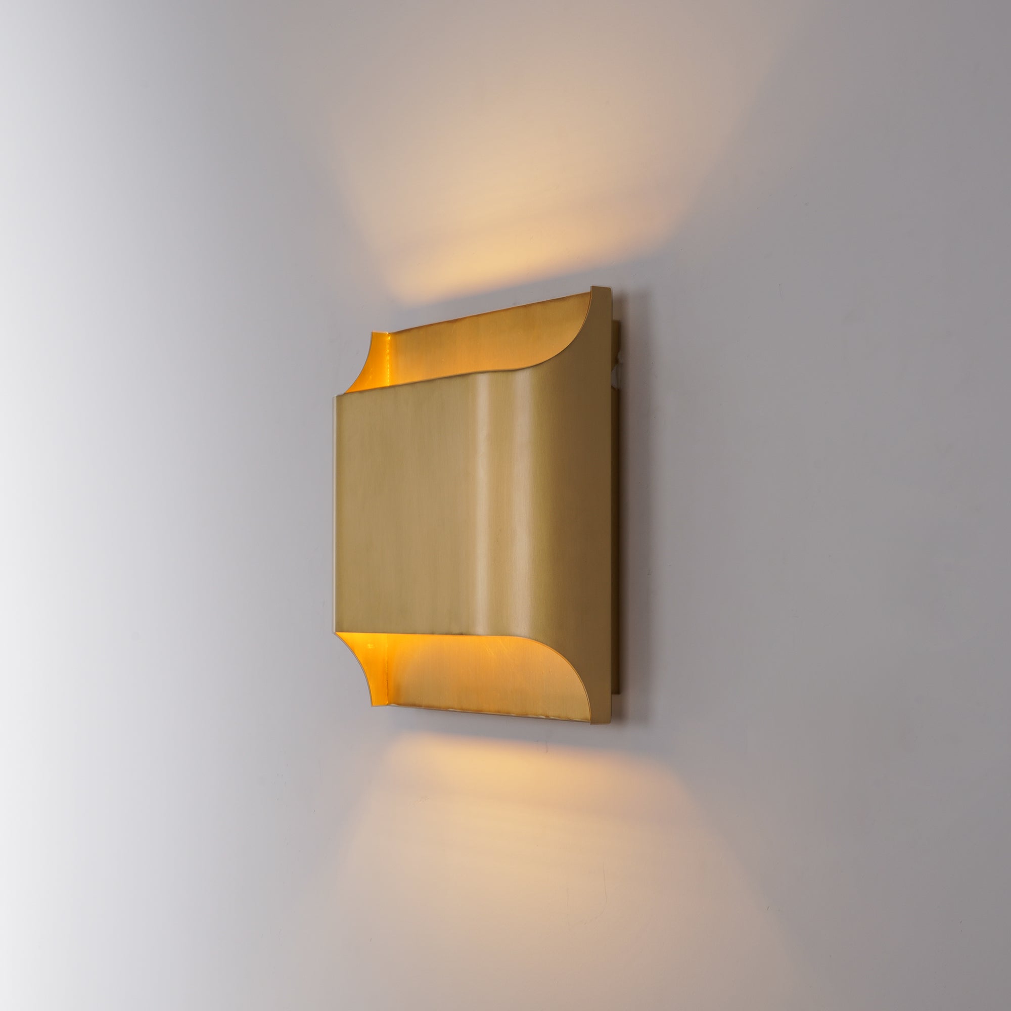 Art Deco Wall Sconce Featuring Smooth Contour