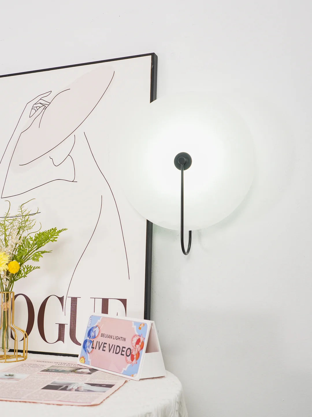 Minimalist LED Wall Sconce featuring Circular Arc