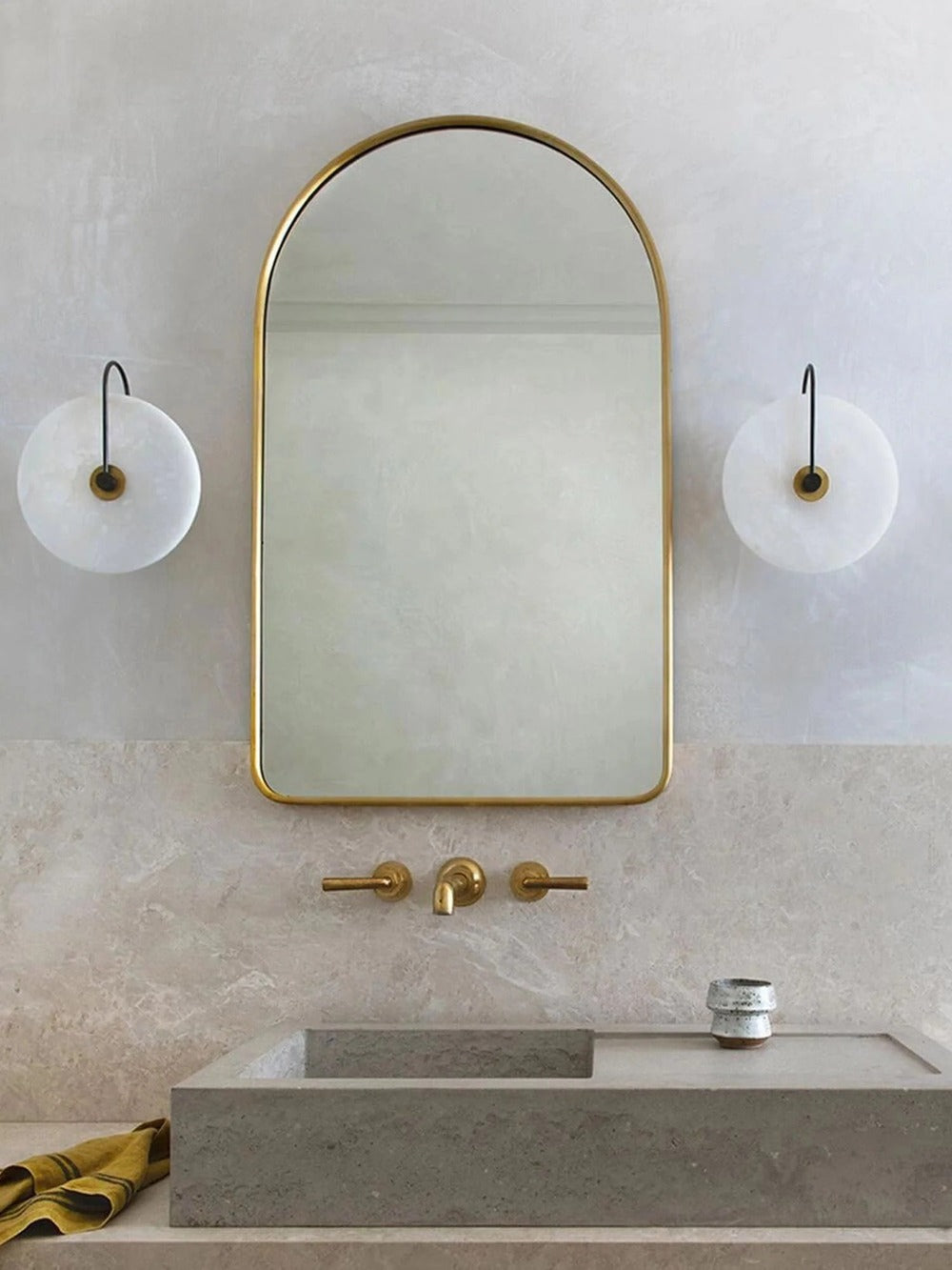 Minimalist LED Wall Sconce featuring Circular Arc