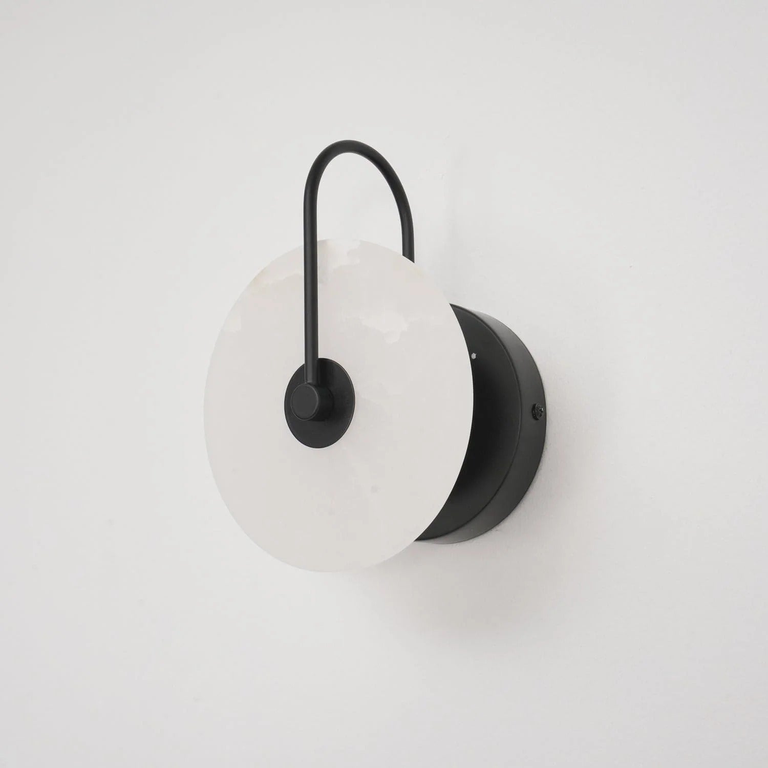 Minimalist LED Wall Sconce featuring Circular Arc
