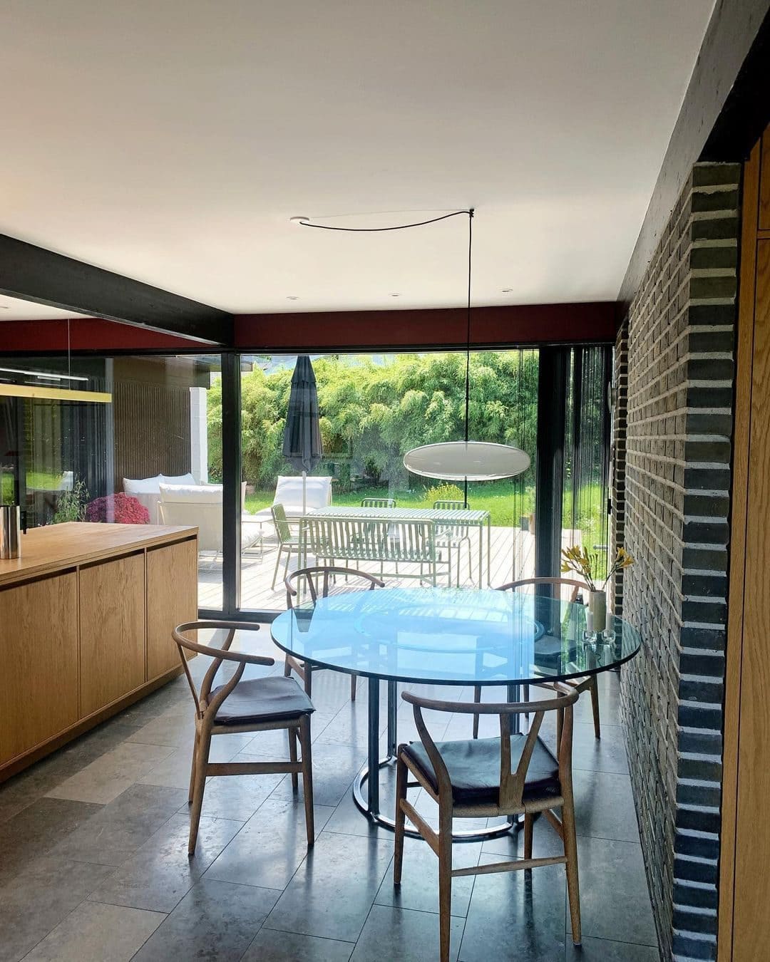 Minimalist Elliptical Pendant Light with Vertical Rod
