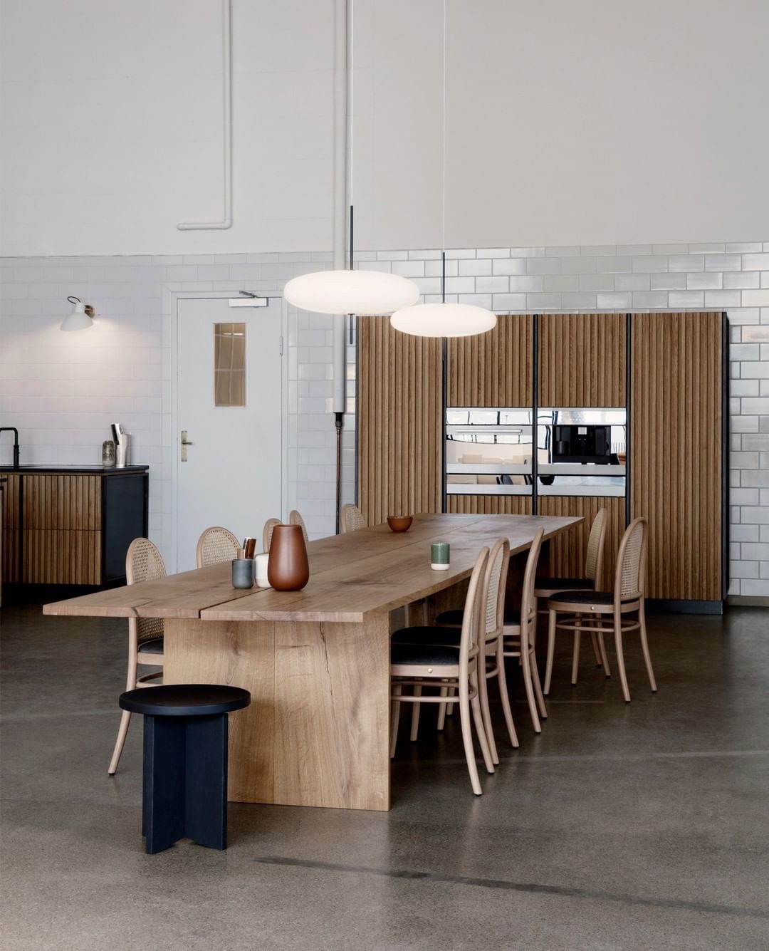 Minimalist Elliptical Pendant Light with Vertical Rod
