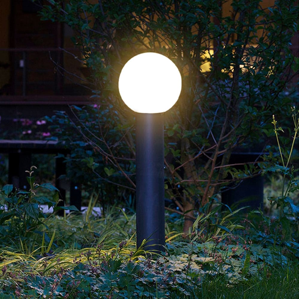 Outdoor Bollard Light – Diffused Warm Ambiance