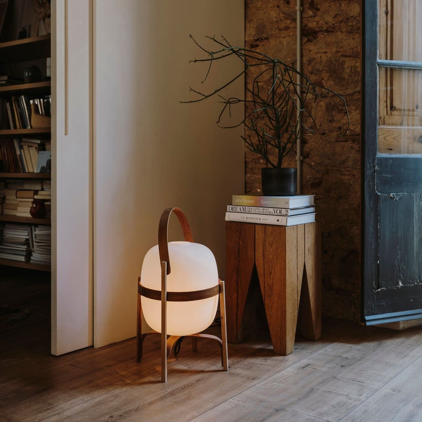 Minimalist Table Lamp – Oval Arched Silhouette