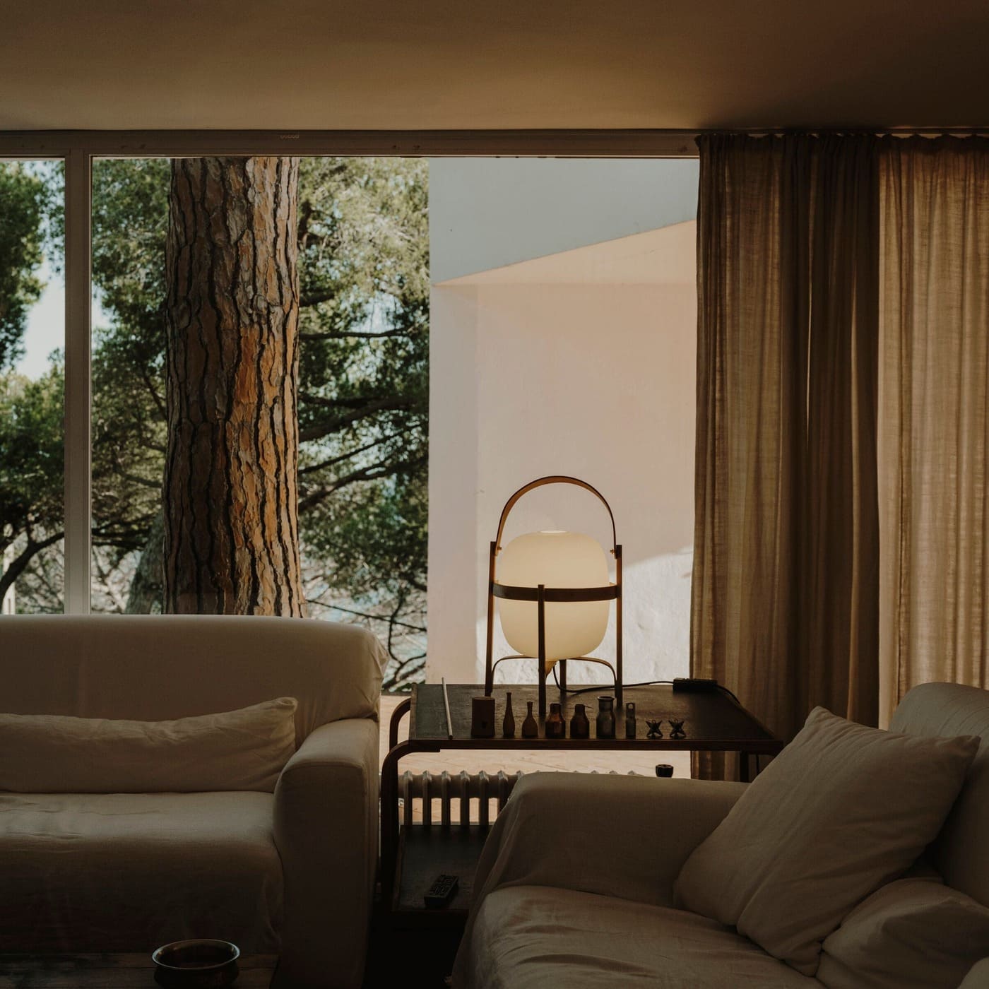 Minimalist Table Lamp – Oval Arched Silhouette