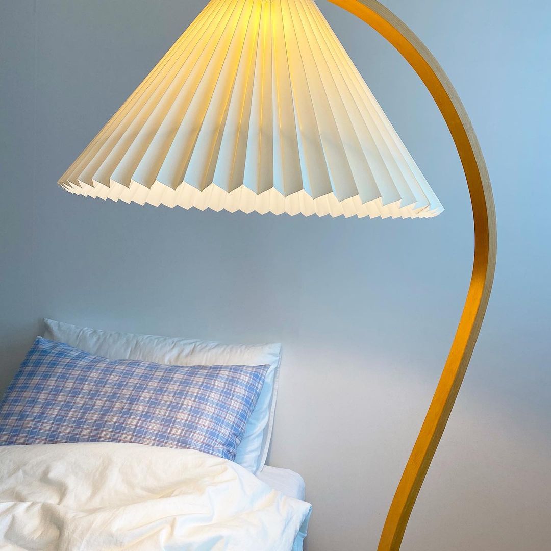 Minimalist Floor Lamp with Curved C-Shaped Base