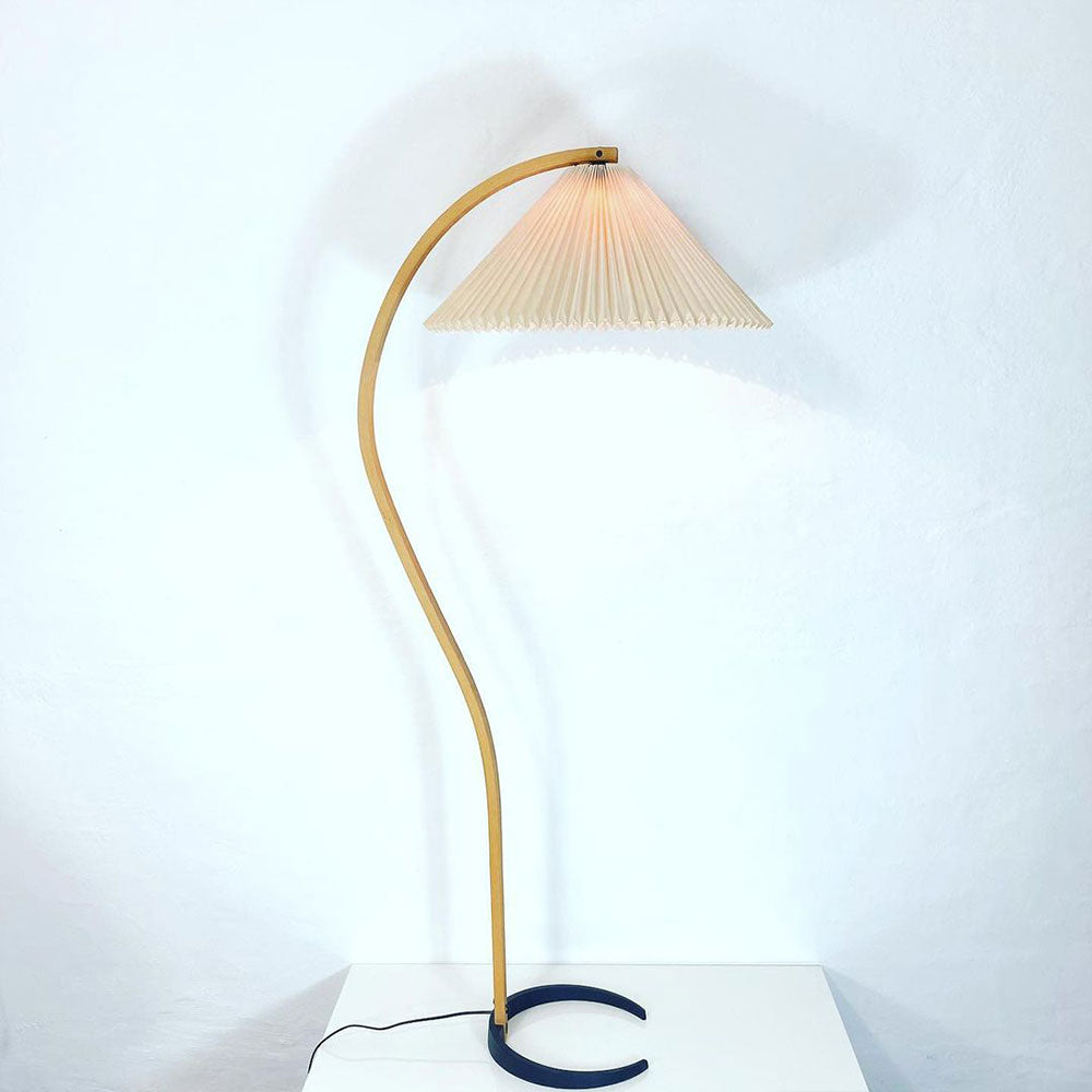 Minimalist Floor Lamp with Curved C-Shaped Base