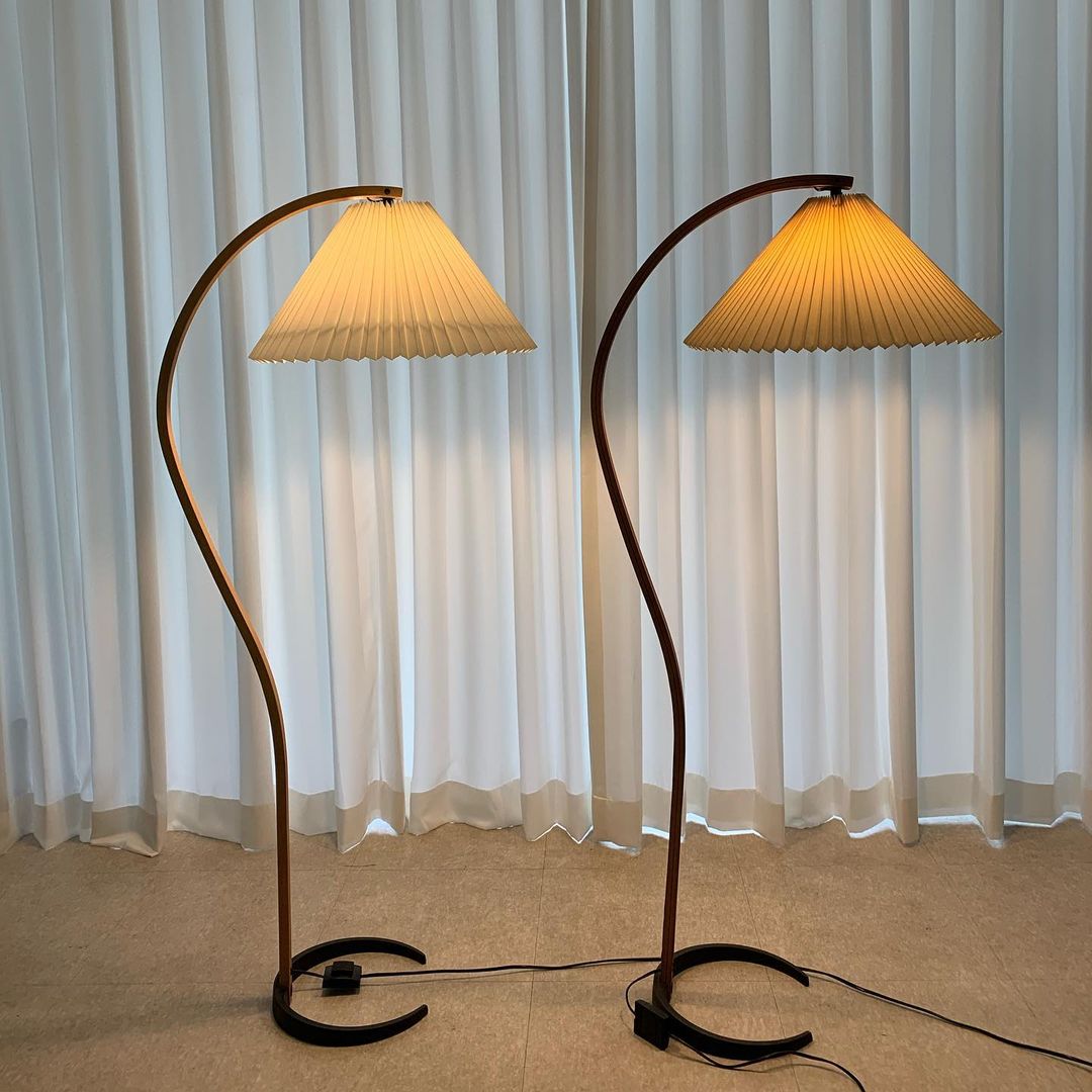 Minimalist Floor Lamp with Curved C-Shaped Base