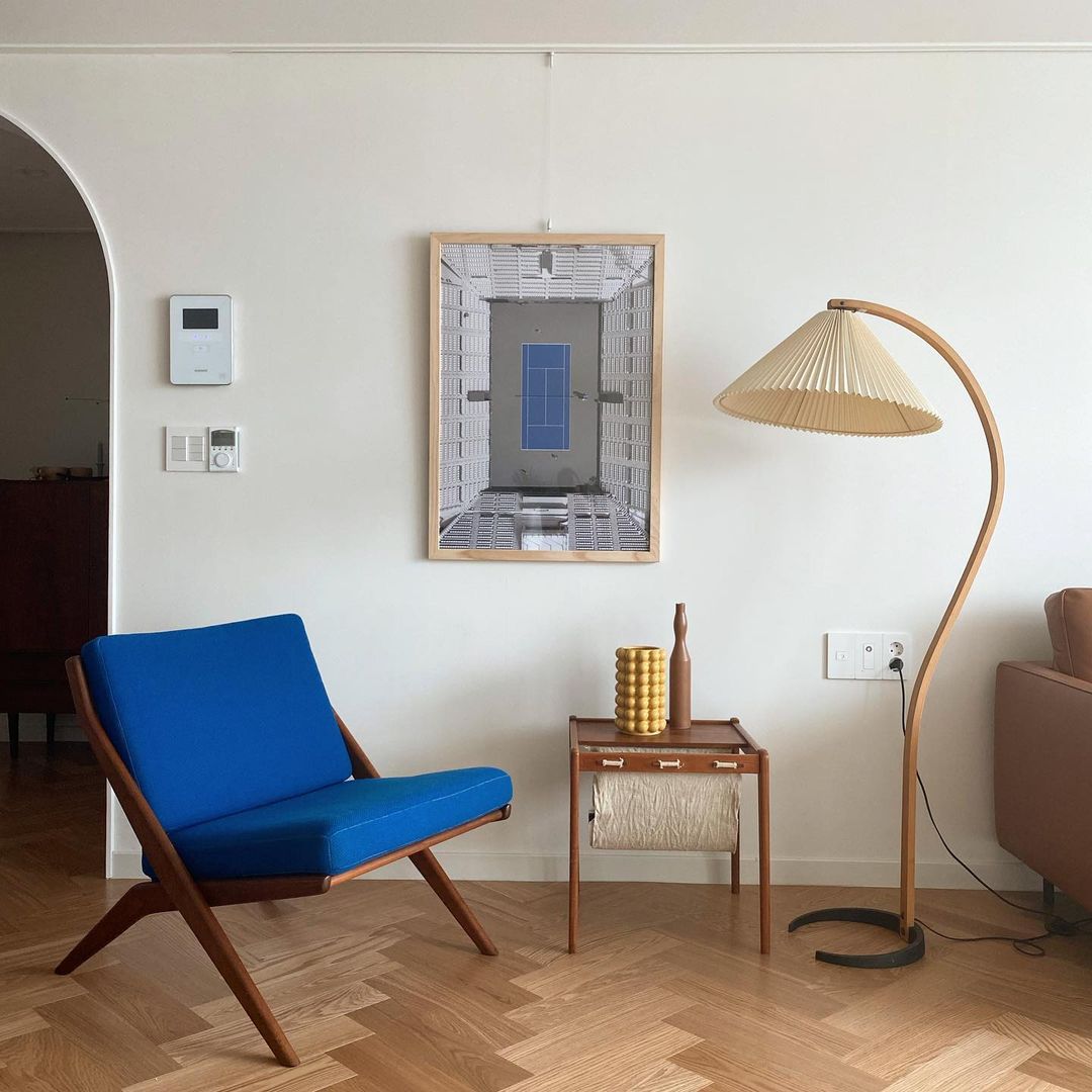 Minimalist Floor Lamp with Curved C-Shaped Base