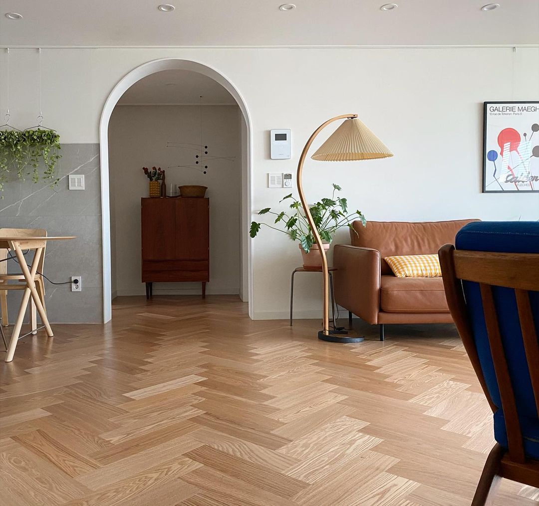 Minimalist Floor Lamp with Curved C-Shaped Base
