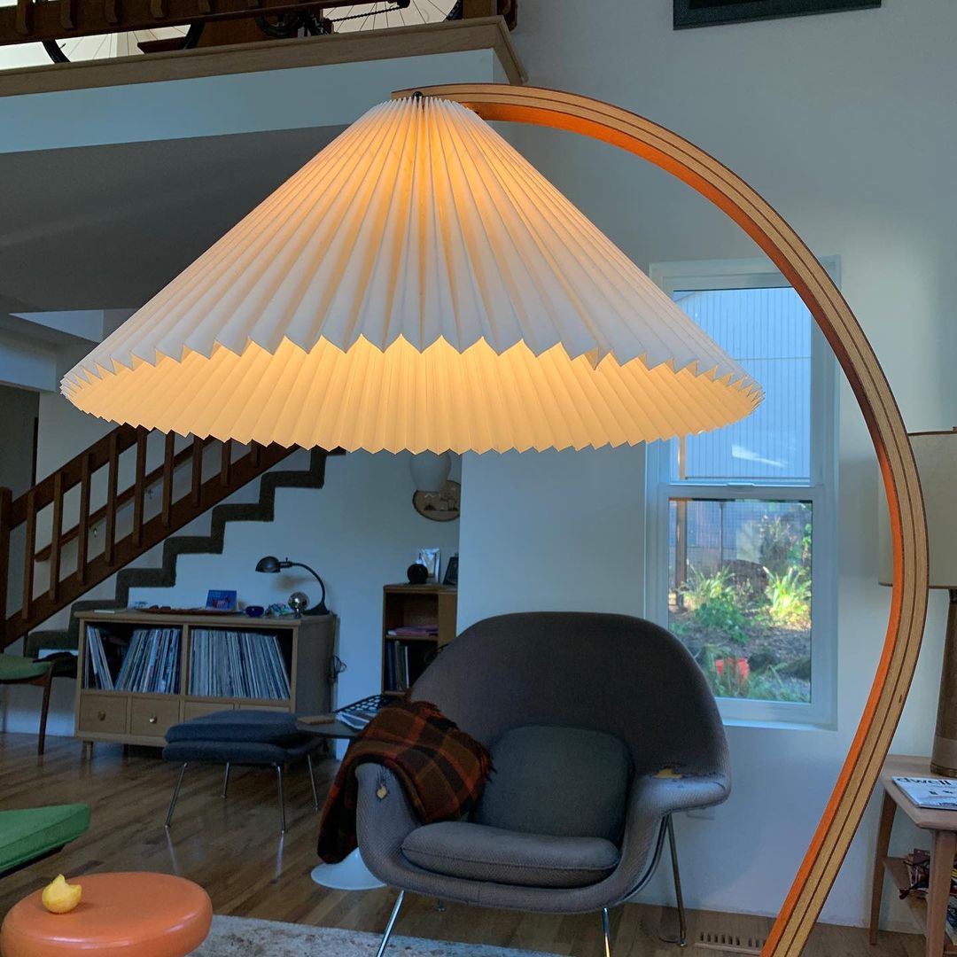 Minimalist Floor Lamp with Curved C-Shaped Base