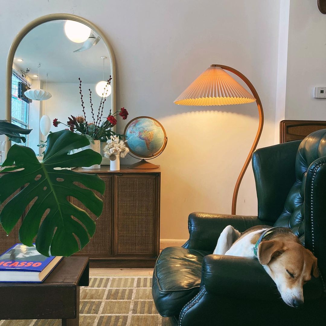 Minimalist Floor Lamp with Curved C-Shaped Base
