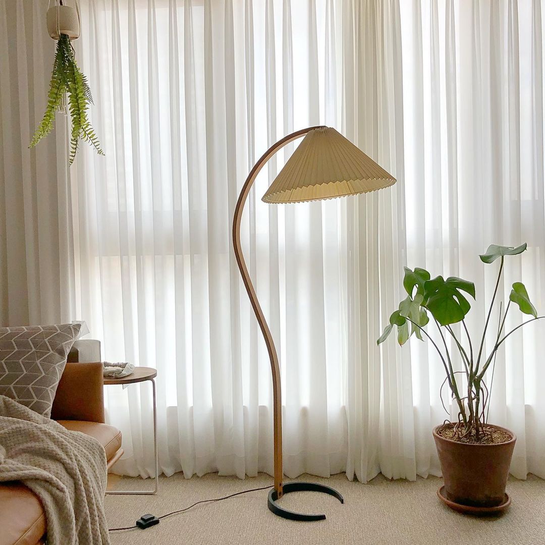 Minimalist Floor Lamp with Curved C-Shaped Base