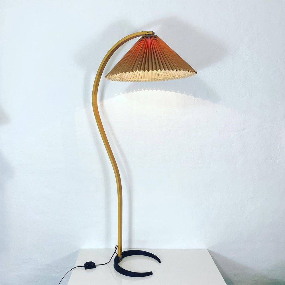 Minimalist Floor Lamp with Curved C-Shaped Base