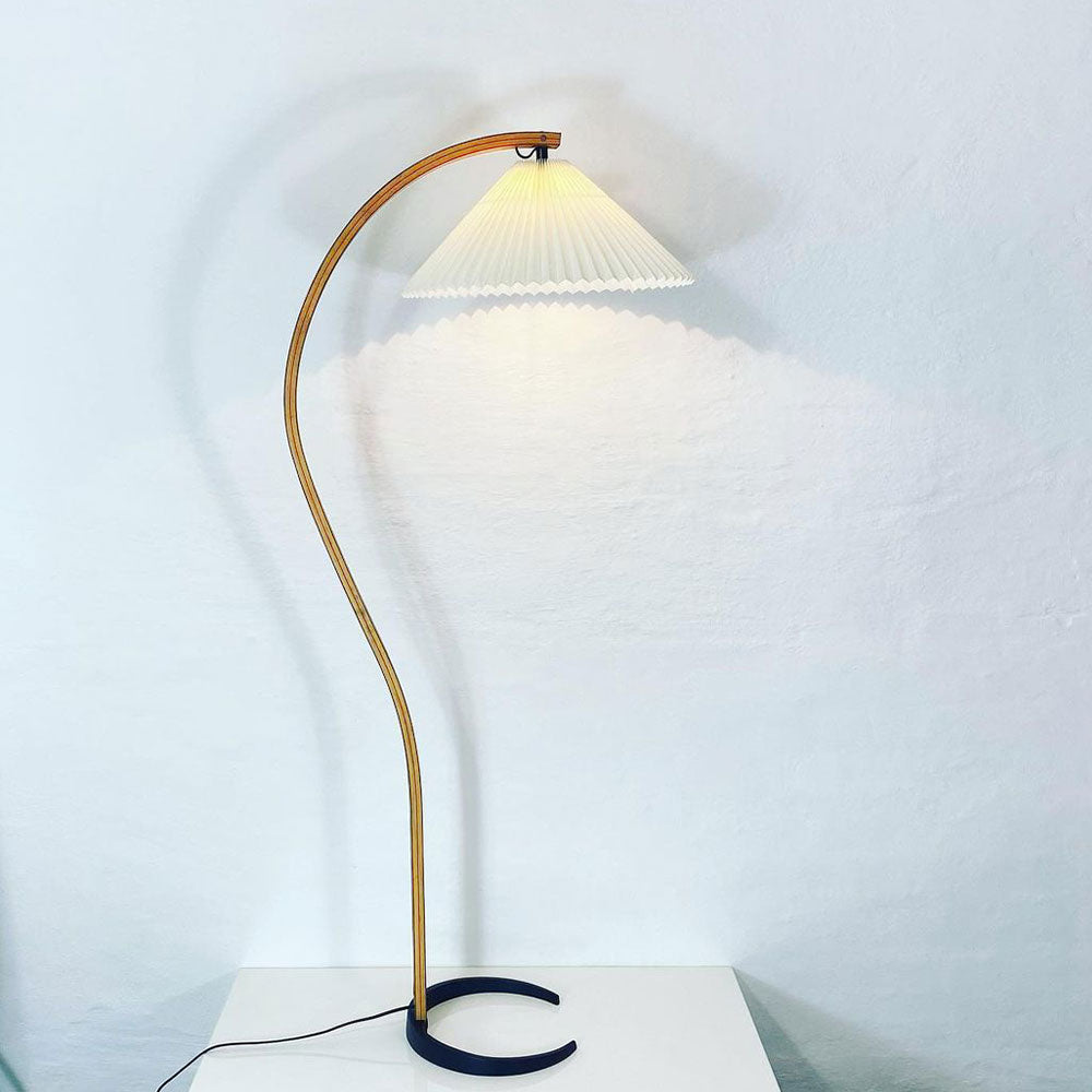 Minimalist Floor Lamp with Curved C-Shaped Base