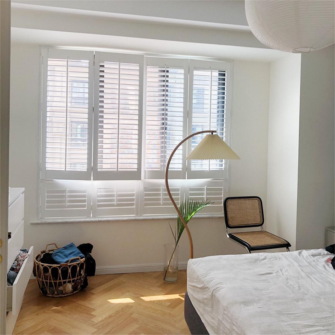 Minimalist Floor Lamp with Curved C-Shaped Base