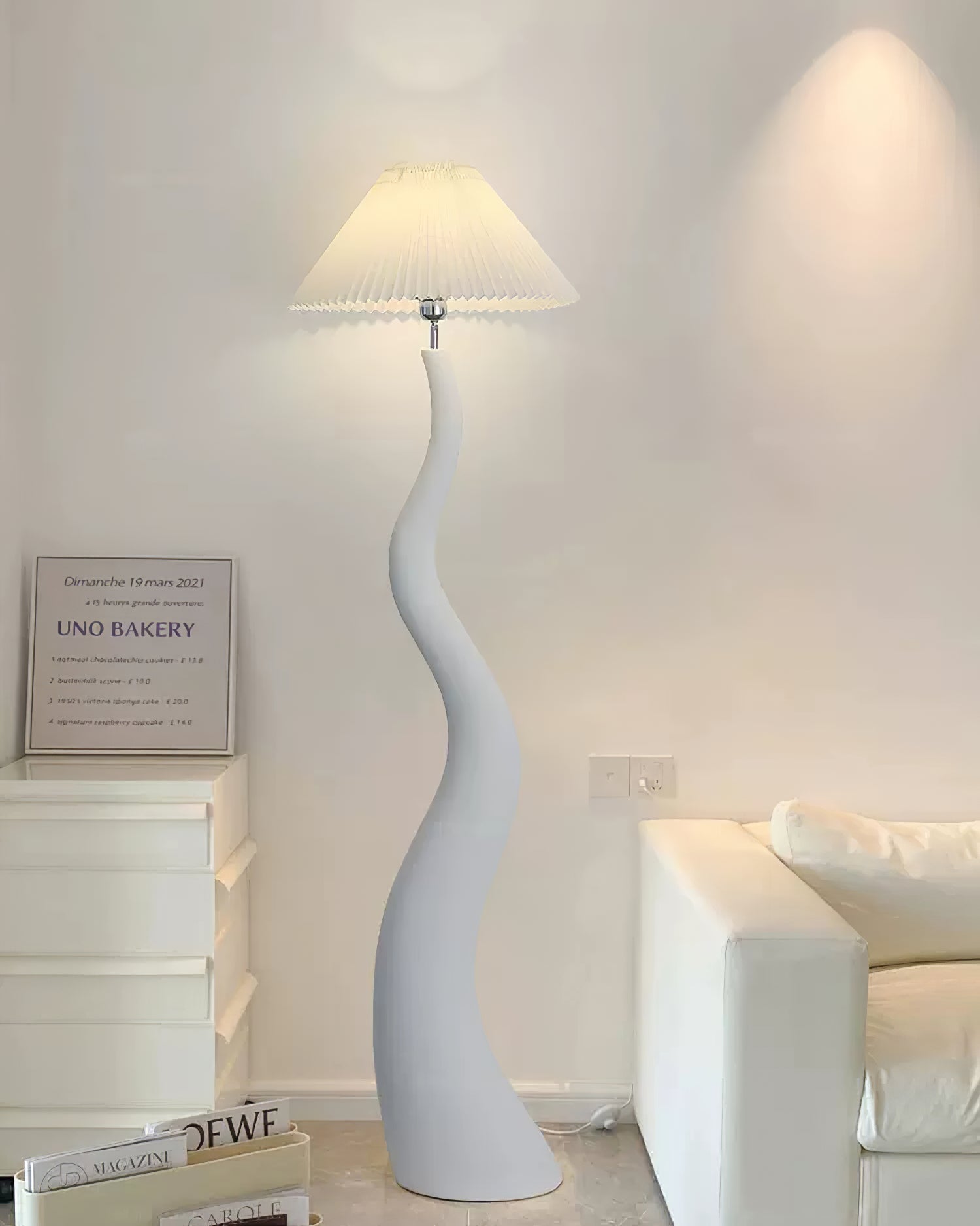 Minimalist Floor Lamp with Twisting Column Design