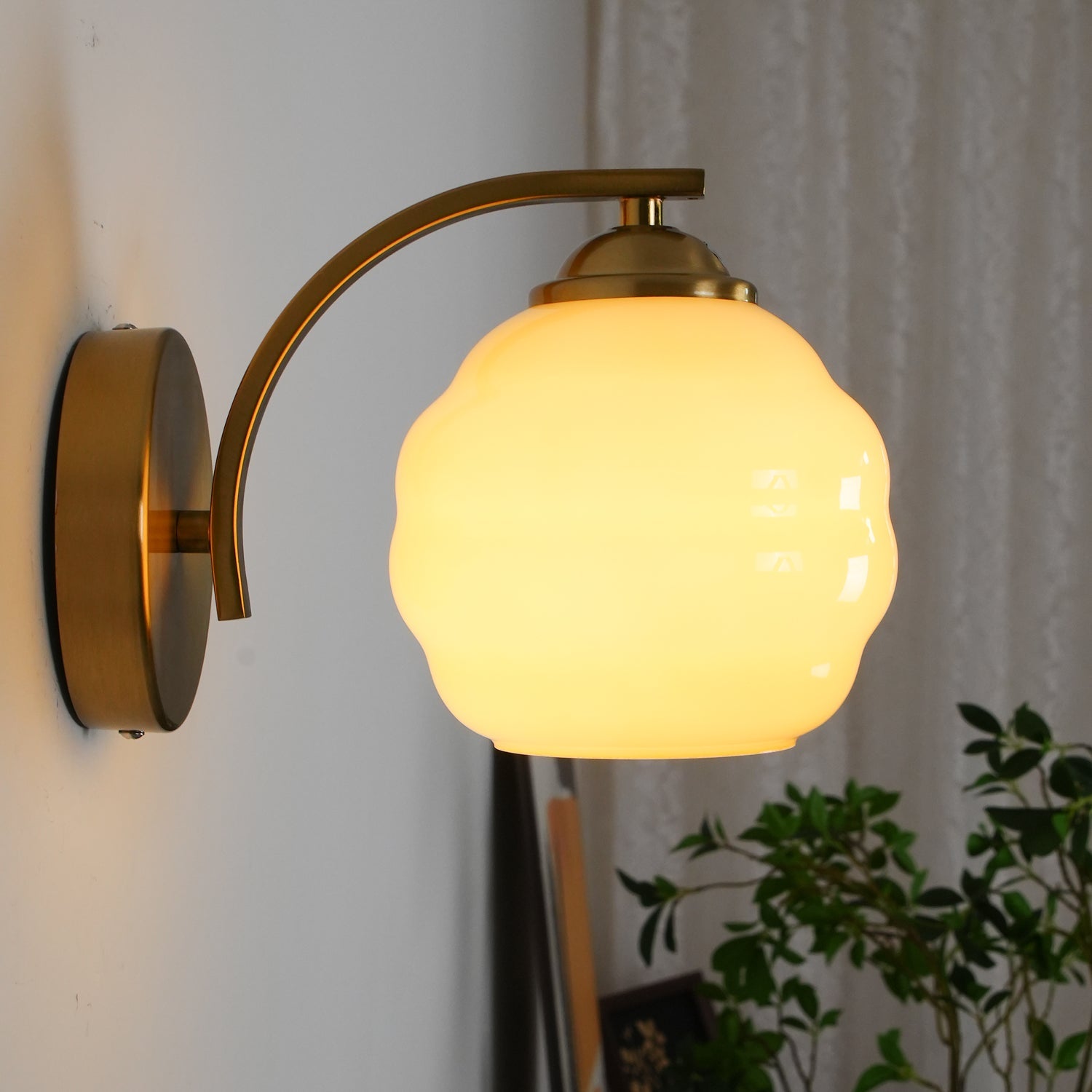 Art Deco Wall Lamp – Vintage Glass Shade