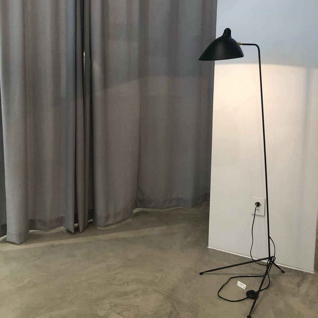 Contemporary Floor Lamp – Sculptural Black Design