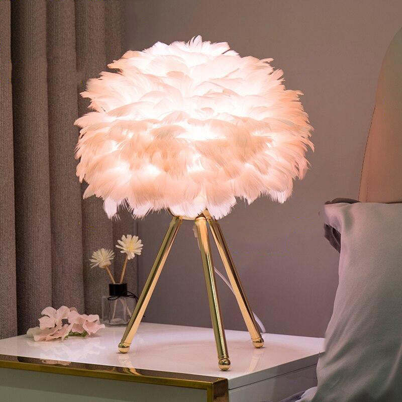 Elegant Feather Tripod Lamp – Luxurious Bedroom Lighting