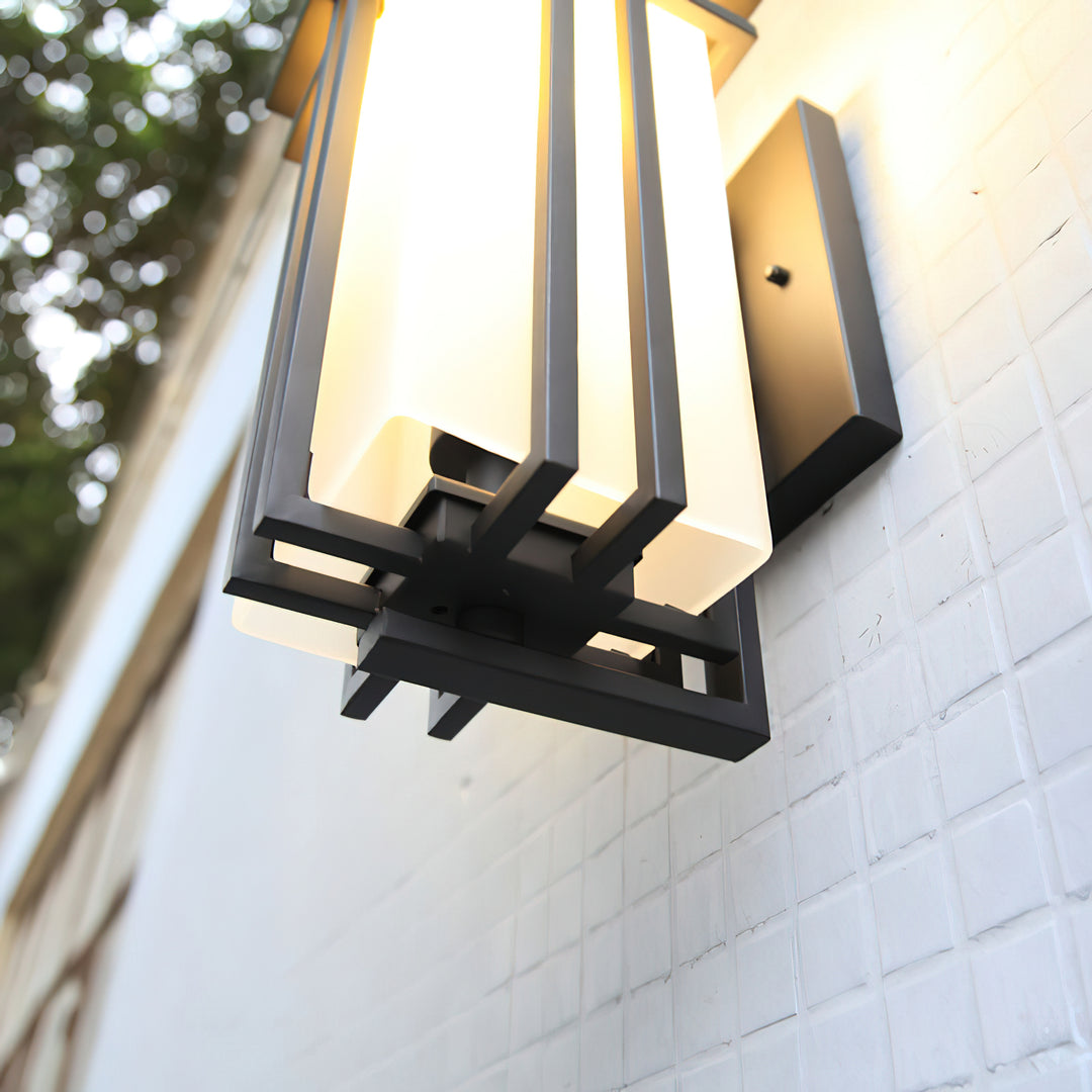 Elegant Outdoor Wall Lantern – Traditional Design, LED Lighting