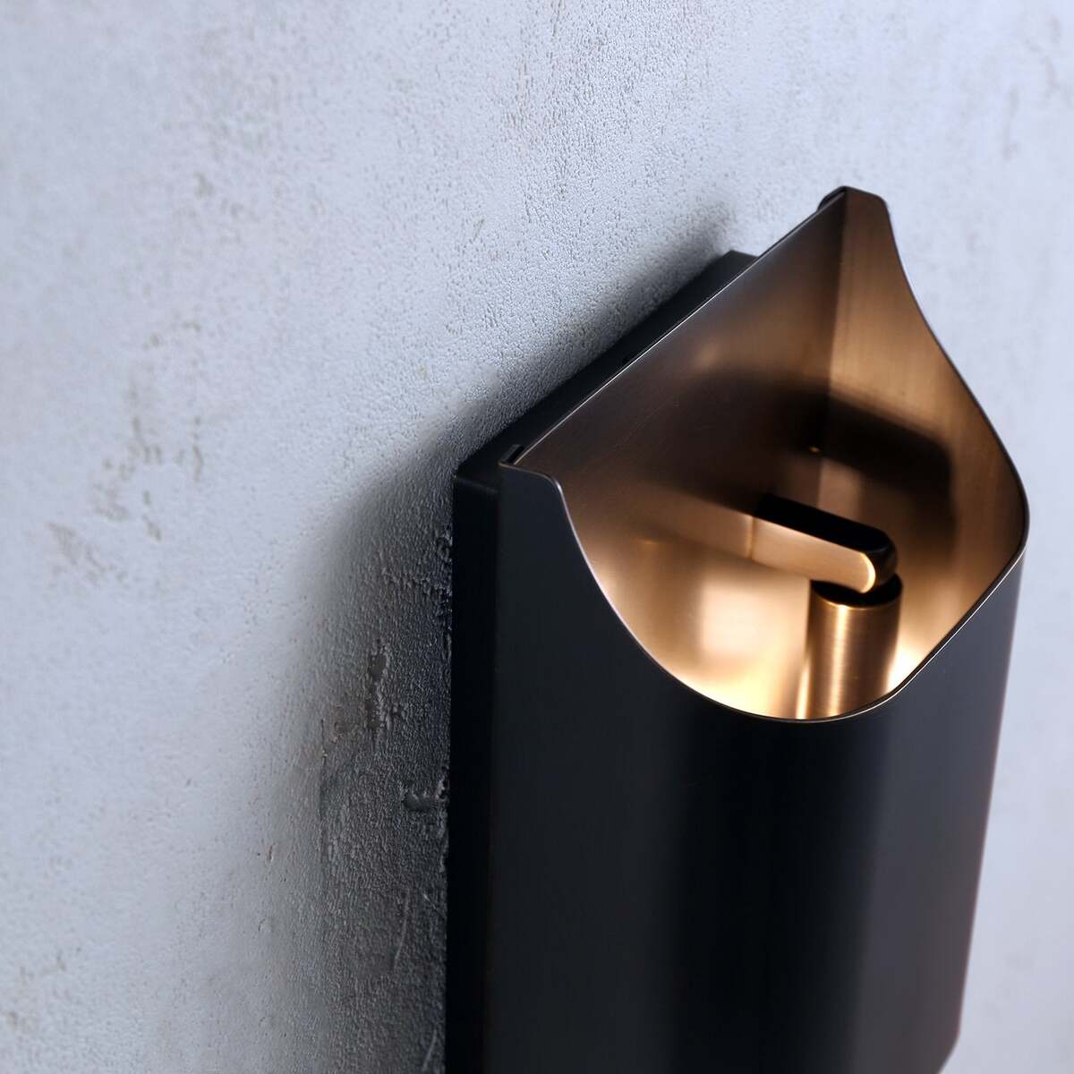 Minimalist Brass Wall Sconce – Timeless Design