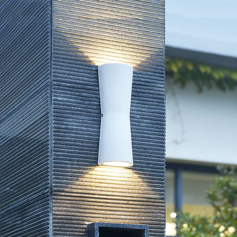 Minimalist Outdoor Wall Lamp – Torch Metal Design, Weather-Resistant