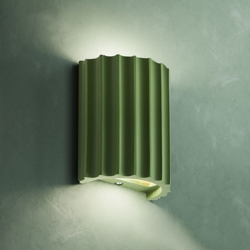 Modern Fluted Wall Sconce – Elegant Resin Material