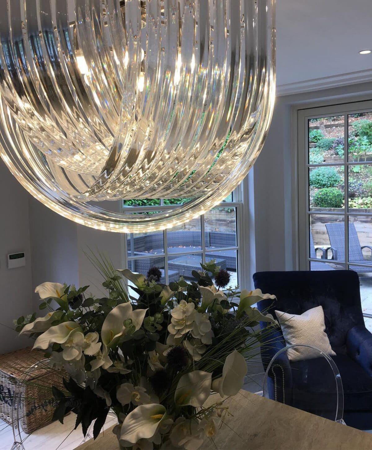 Murano Glass Chandelier – Opulent Refractive Curved Design