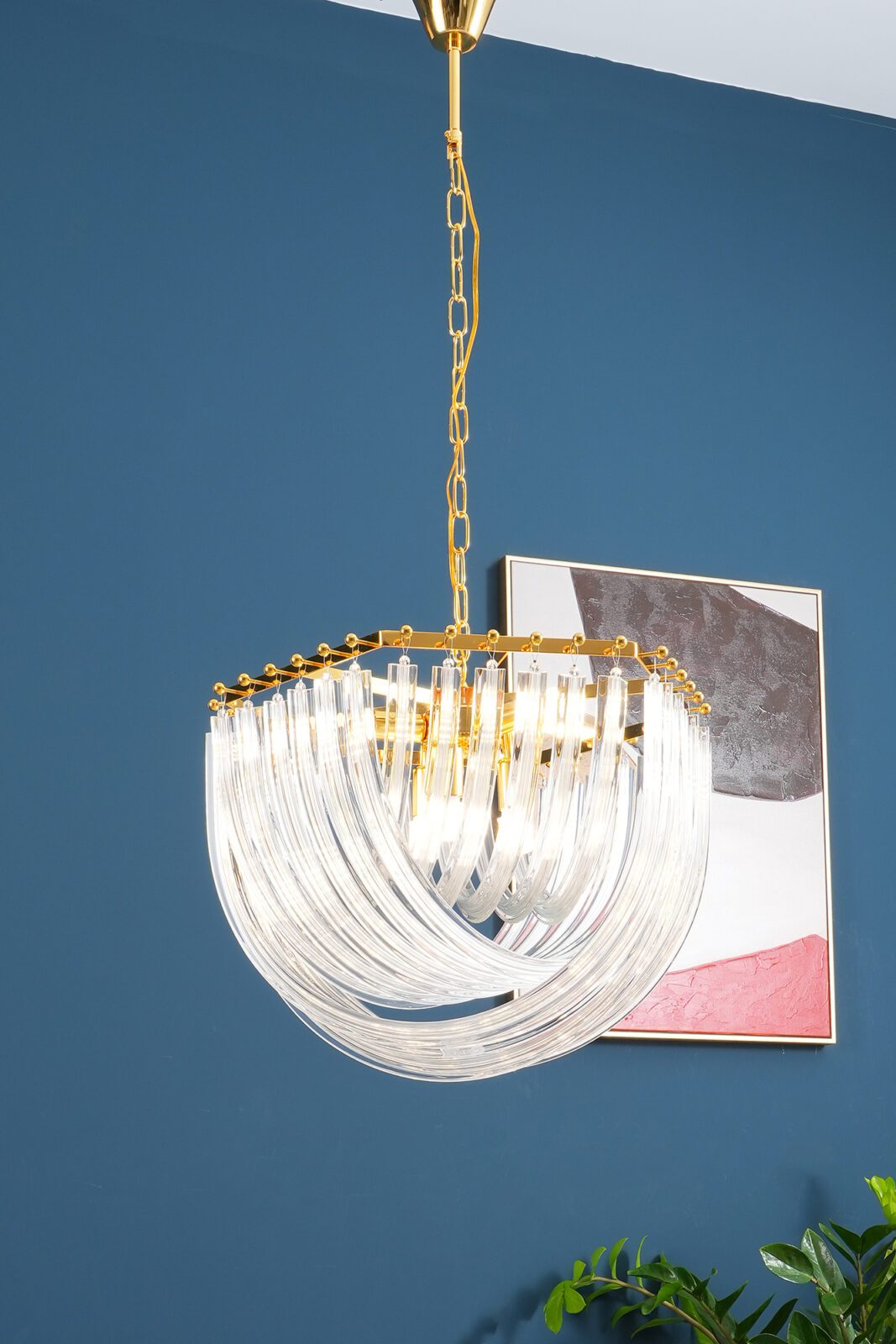 Murano Glass Chandelier – Opulent Refractive Curved Design