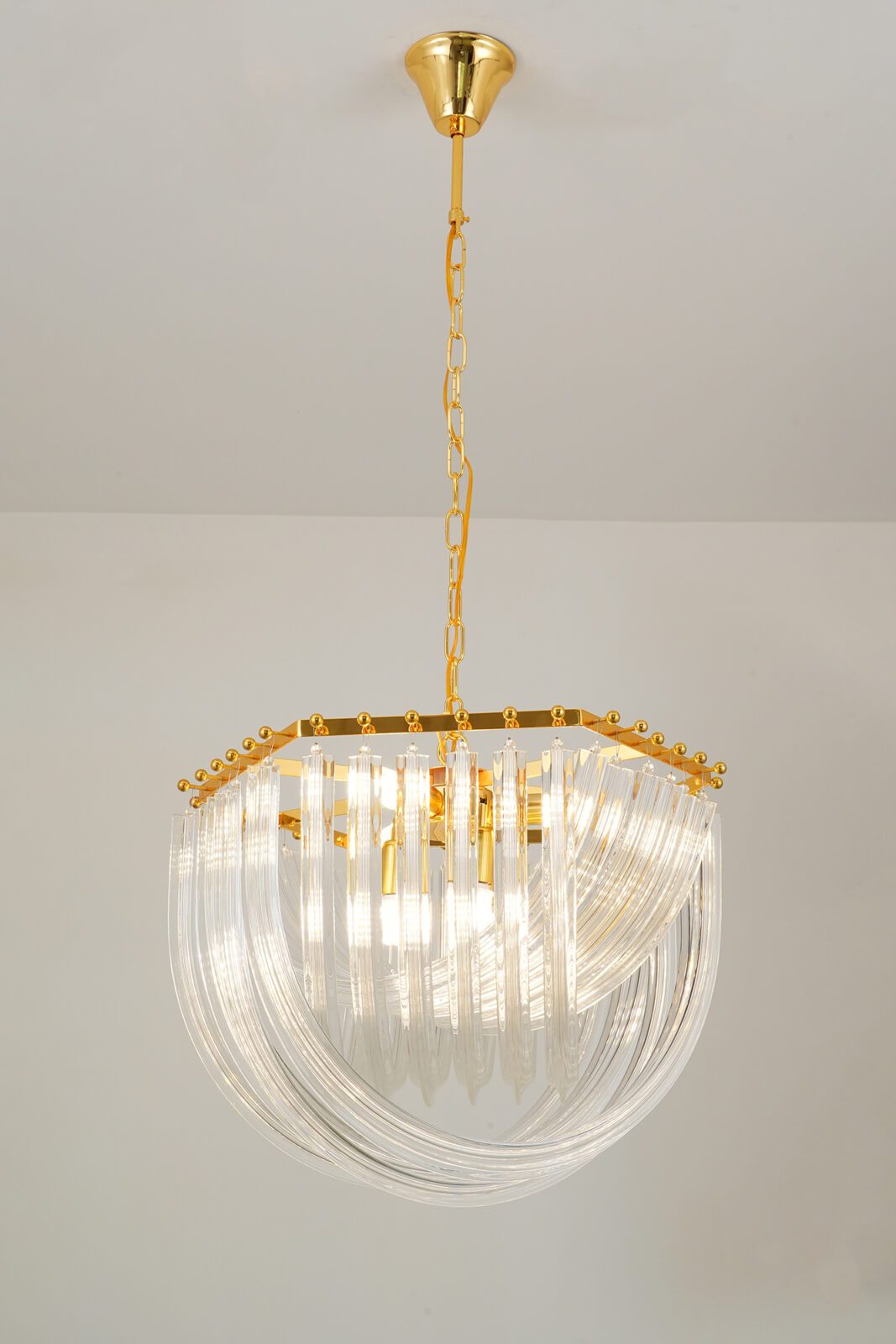 Murano Glass Chandelier – Opulent Refractive Curved Design