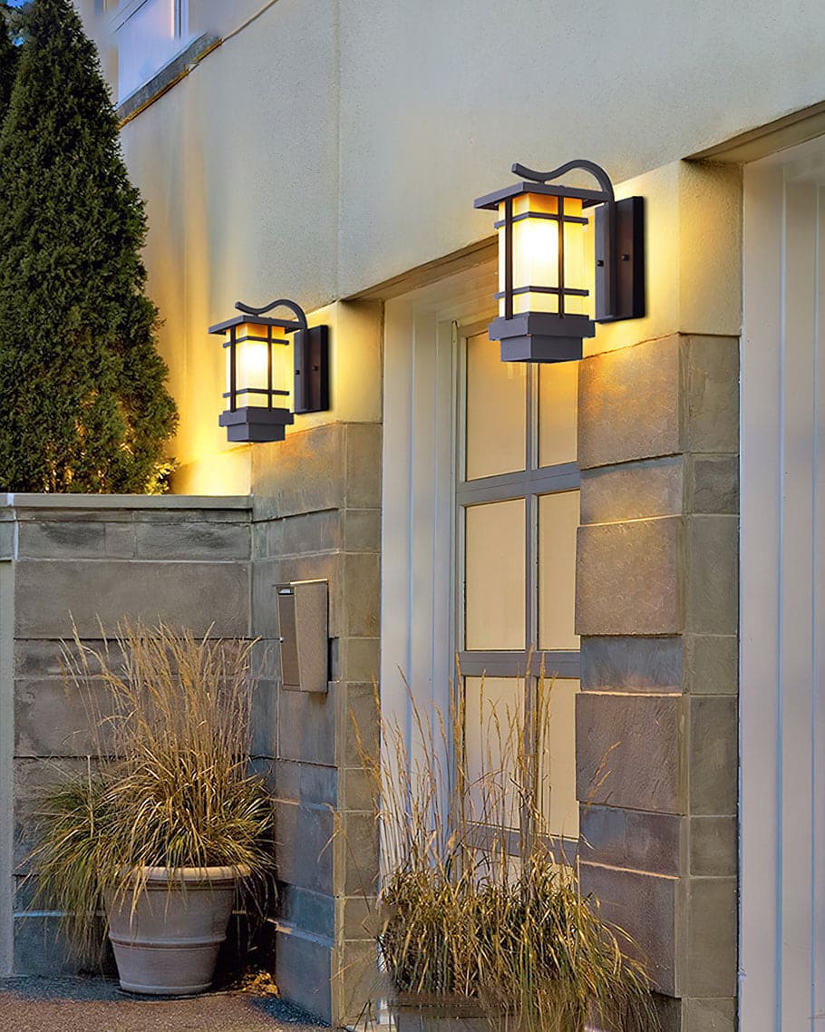 Traditional Outdoor Wall Lantern – Vintage Aesthetic, Weather-Resistant