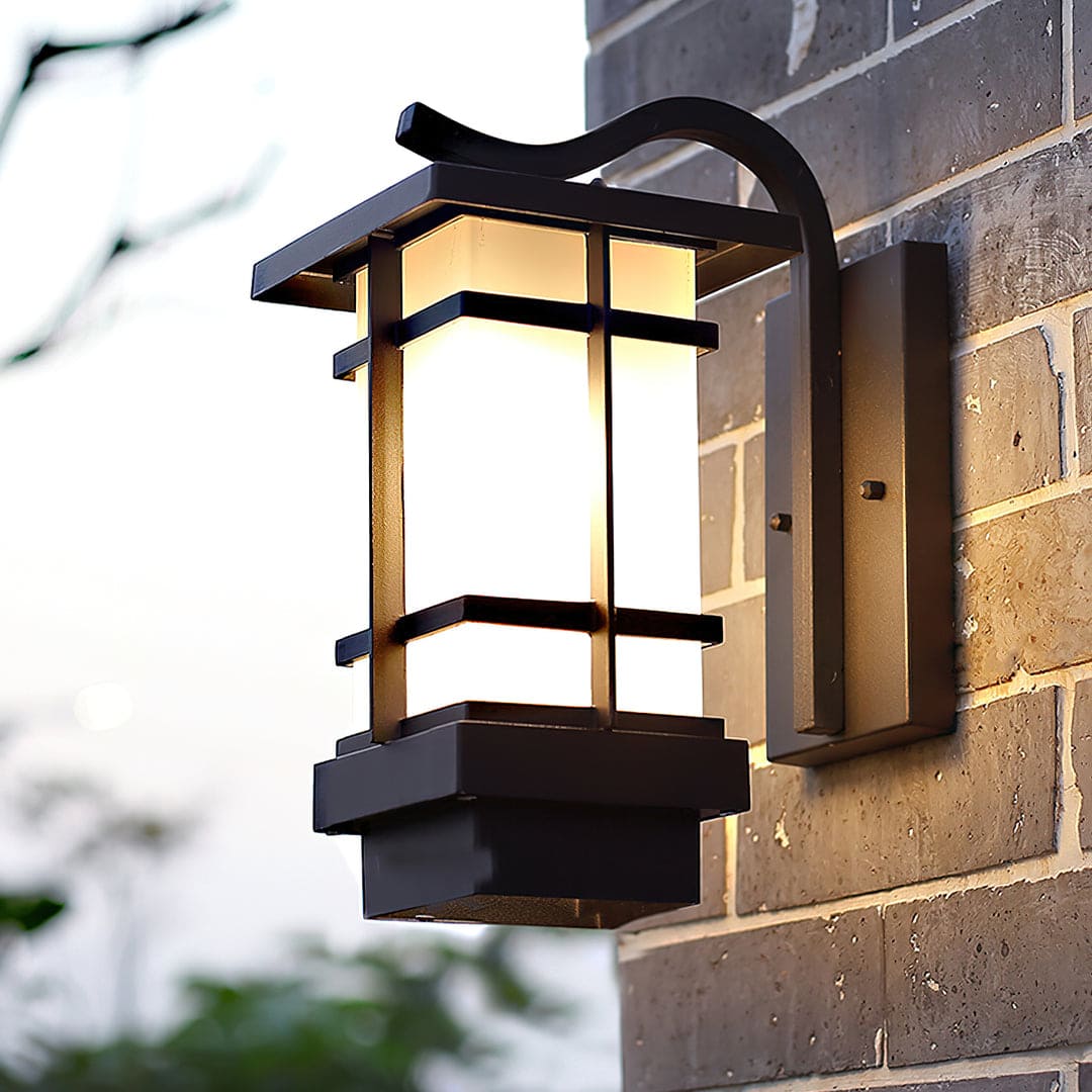 Traditional Outdoor Wall Lantern – Vintage Aesthetic, Weather-Resistant