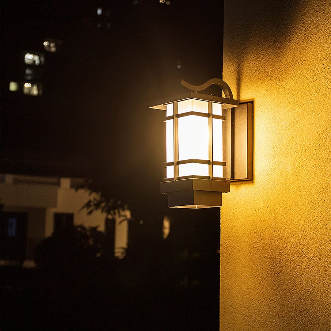 Traditional Outdoor Wall Lantern – Vintage Aesthetic, Weather-Resistant