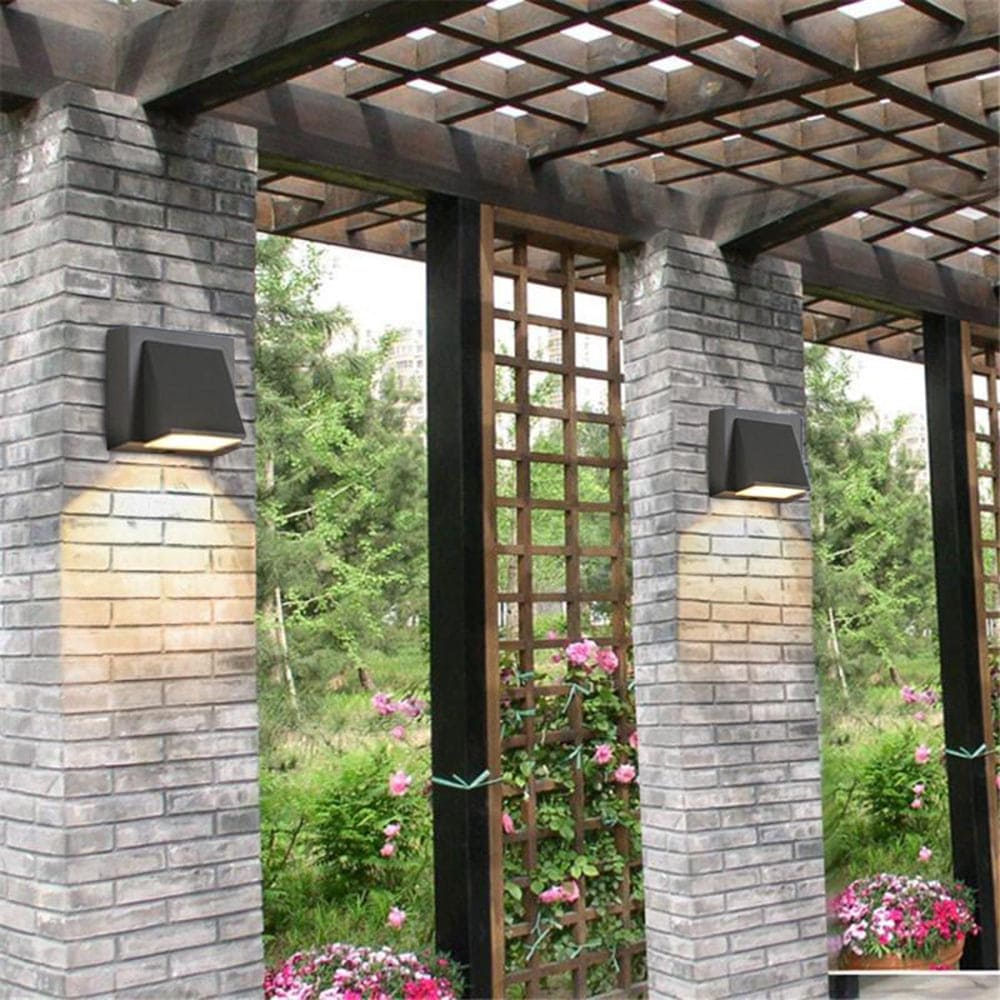 Modern Waterproof Metal LED Outdoor Wall Lamp with Single or Double Heads